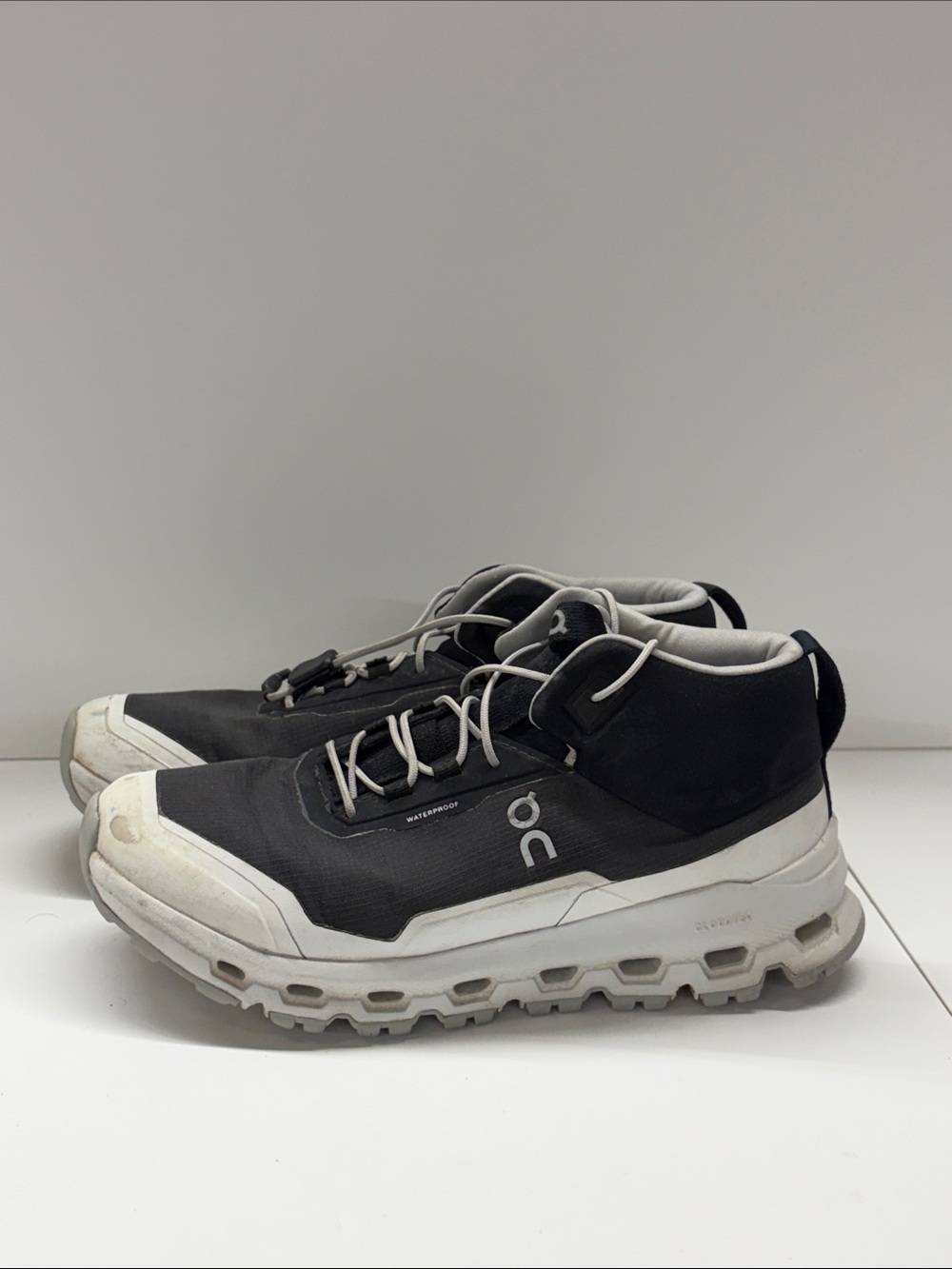 Used On Cloud Athletic Shoes Size 3.5